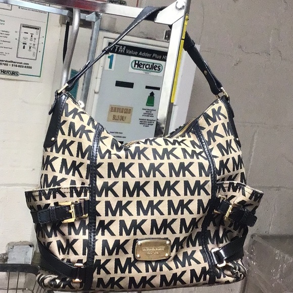 Michael Kors Handbags - Micheal Kori’s handbag